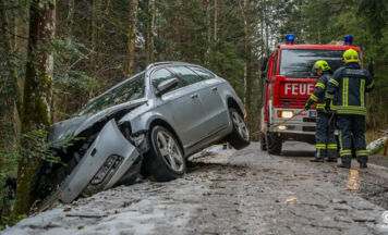 Auto rutscht am Bäckerberg in Scharnstein gegen Baum – Lenker kommt glimpflich davon
