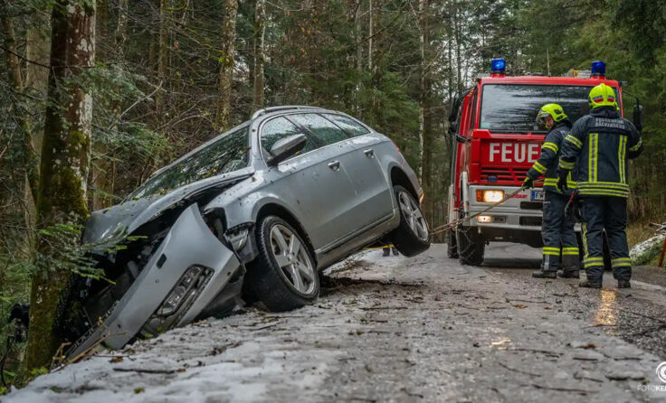 Das beschädigte Fahrzeug nach dem Unfall am Bäckerberg. (Fotocredit: Team Fotokerschi)