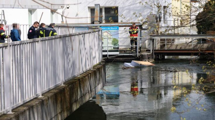 Feuerwehr holt entsorgte Couch aus dem Welser Mühlbach