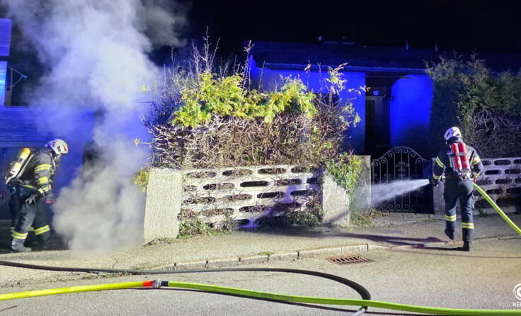 Feuerwehrkräfte löschen das Feuer in der Bahnhofstraße. (Fotocredit: Feuerwehr Altmünster)