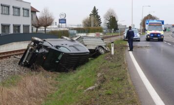 Auto überschlägt sich bei Steinhaus neben Bahndamm der Almtalbahn
