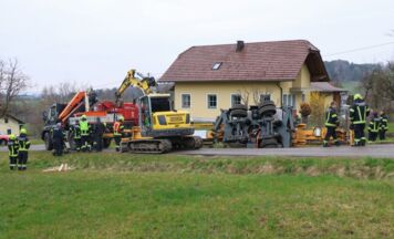 Kran beim Verladen umgestürzt: Feuerwehren rücken zur Bergung aus