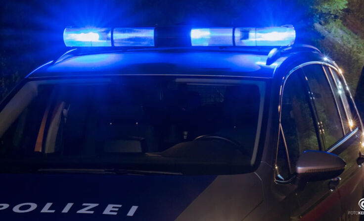 Polizeifahrzeug mit eingeschaltetem Blaulicht im Einsatz bei Nacht. (Fotocredit: Team Fotokerschi)