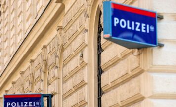 Diebstahl in Vöcklabruck: Täter stößt Kind um und flüchtet