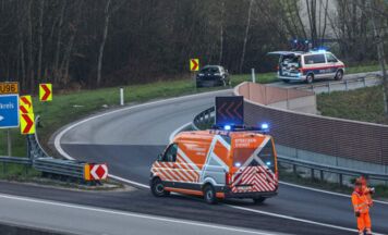Lenker bei Unfall auf der Innkreisautobahn in Reichersberg im Fahrzeug eingeklemmt