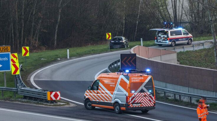 Lenker bei Unfall auf der Innkreisautobahn in Reichersberg im Fahrzeug eingeklemmt