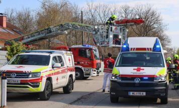 Person mit Drehleiter aus Wohnhaus in Weißkirchen an der Traun gerettet