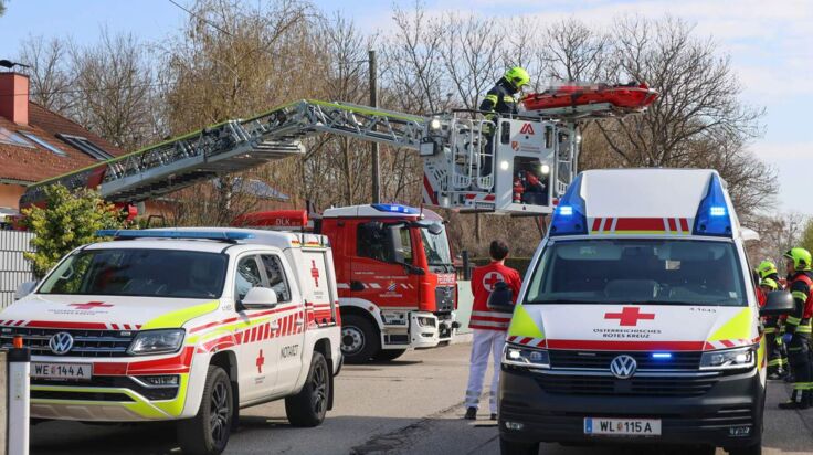 Person mit Drehleiter aus Wohnhaus in Weißkirchen an der Traun gerettet