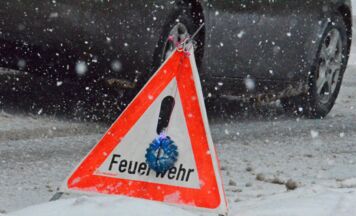 Navis führen Touristen auf gesperrte Forststraße – Fahrzeuge im Schnee festgefahren