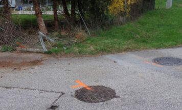 Auto steckte nach Verkehrsunfall in Thalheim bei Wels in Zaun