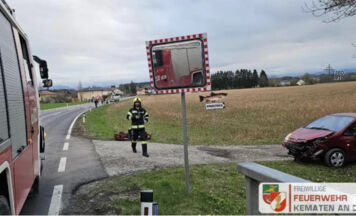 Feuerwehren räumen nach Verkehrsunfall auf der B139 in Kematen an der Krems auf