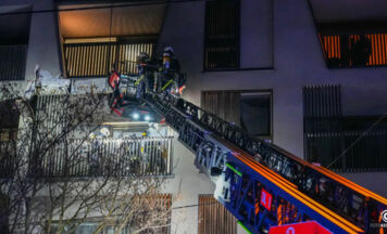 Feuerwehr löscht Balkonbrand in der Wienerstraße in Linz