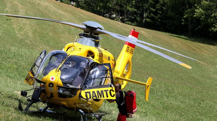 Rettungshubschrauber bei Motorradunfall in Wendling im Einsatz