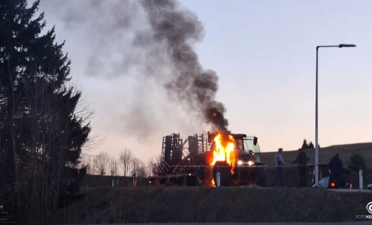 Traktor am Straßenrand in Flammen auf der B38 bei Sandl. (Fotocredit: Feuerwehr Sandl)