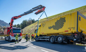 Lastwagen rutscht in Straßengraben – zwei Feuerwehren bergen Fahrzeug in Grünburg