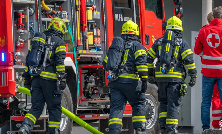Einsatzkräfte der Feuerwehr beim Brand in Kirchdorf an der Krems. (Fotocredit: Team Fotokerschi)