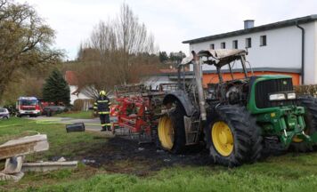 Traktor in Krenglbach in Vollbrand
