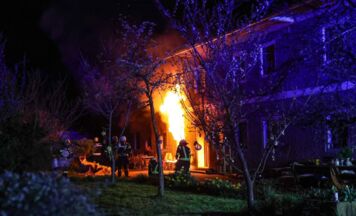 Brand im Wohntrakt eines Bauernhofs in Wels-Schafwiesen löst Großeinsatz aus