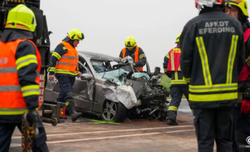 Pkw prallt in Alkoven frontal gegen Lkw – Lenker stirbt an Unfallstelle