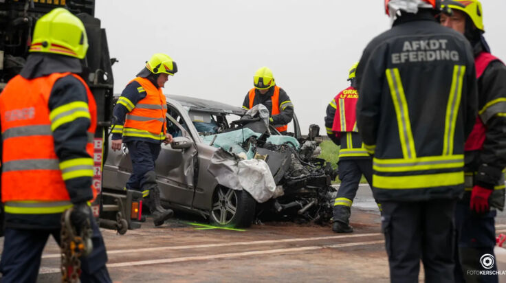 Pkw prallt in Alkoven frontal gegen Lkw – Lenker stirbt an Unfallstelle