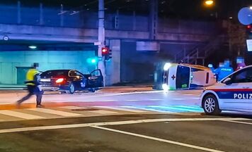 Crash zwischen Auto und Rettungsfahrzeug in Linz endet glimpflich
