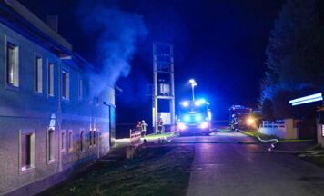 Feuerwehr löscht nächtlichen Heizraumbrand in Wohnhaus in Buchkirchen