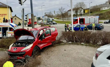 Kreuzungskollision in Glasau: Auto kommt auf Pendlerparkplatz zum Stillstand