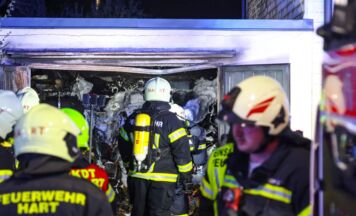 Garage bei Mehrparteienhaus in Leonding in Vollbrand