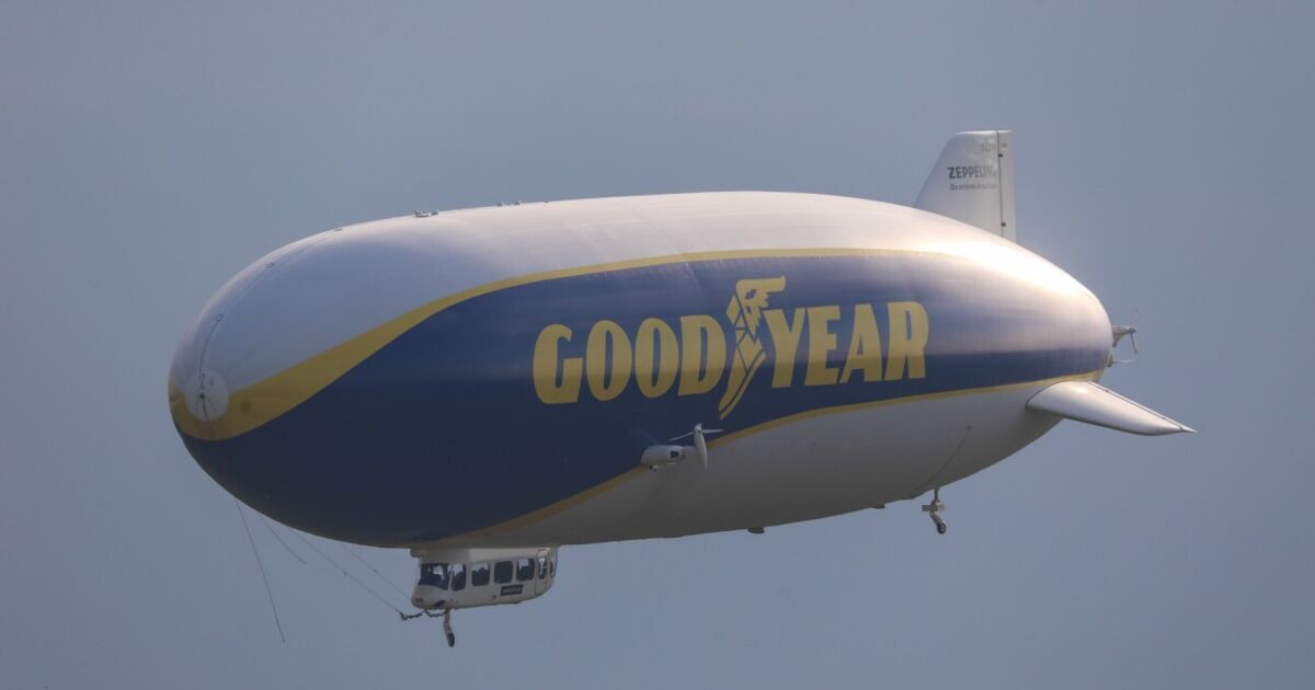 Zeppelin landet am Flugplatz Wels‑Neustadt