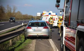 Auto kracht auf A25 bei Pucking gegen Mittelleitschiene