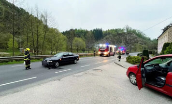 Aufräumarbeiten nach Kreuzungsunfall in Schwertberg