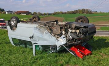 Drei Verletzte bei Überschlag eines Kleinbusses nach Kollision mit Pkw in Ungenach