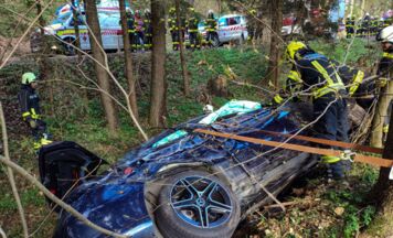 Auto stürzt nach Kollision auf der Nibelungenstraße in Bachbett