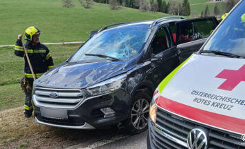 Auto überschlägt sich in Vorderstoder