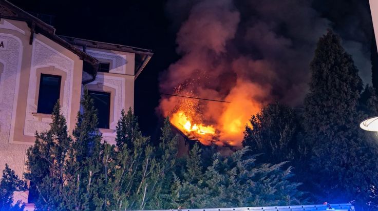 Brand im Dachstuhl löst Großeinsatz der Feuerwehr in Pregarten aus