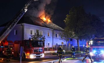 Dachstuhlbrand in Doppelhaus in Wels
