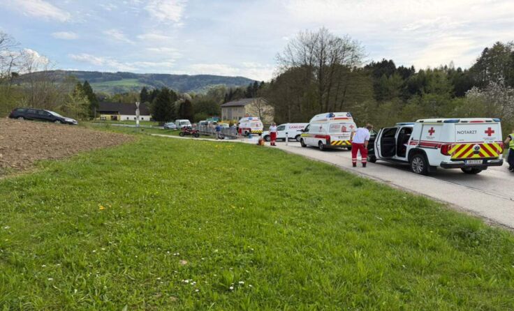 Einsatzkräfte am Unfallort in Behamberg nach dem tödlichen Verkehrsunfall. (Fotocredit: Leserfoto)