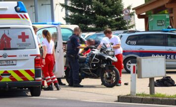 Motorradfahrer bei Zusammenstoß mit Auto in Ottensheim schwer verletzt