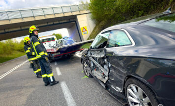 Streifkollision zwischen Auto und Lkw in Dietach