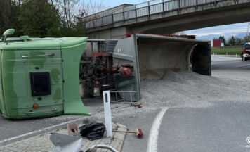 Schotter-Lkw kippt auf der B309 in Dietach um