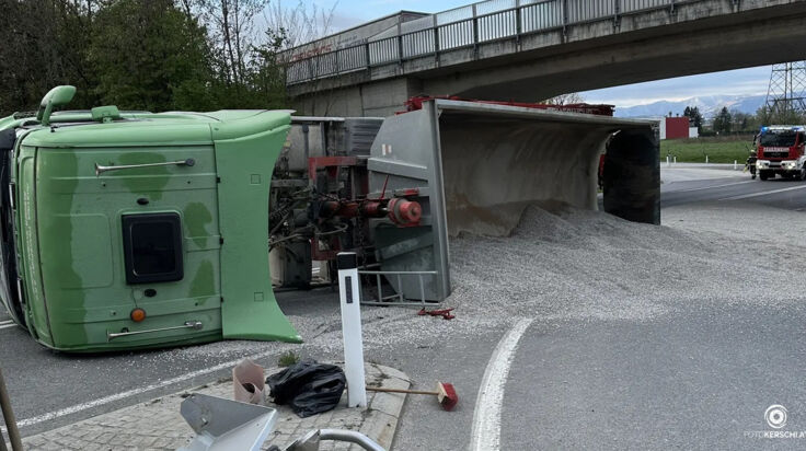 Schotter-Lkw kippt auf der B309 in Dietach um