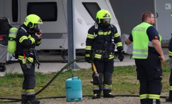 Feuerwehr stoppt ausströmende Propangasflasche auf Abstellplatz für Wohnanhänger