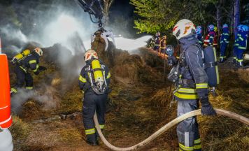 Zelthalle mit Heu auf Bauernhof in Leonding in Brand geraten