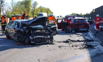 Keine Rettungsgasse: Feuerwehr musste in Wels beinahe zu Fuß zu eingeklemmten Unfallopfern gehen