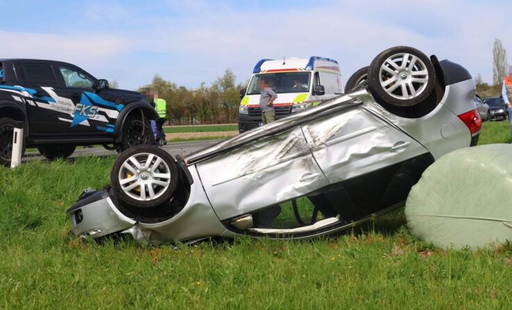 Der überschlagene PKW auf der Rieder Straße bei Rottenbach. (Fotocredit: laumat/Matthias Lauber)