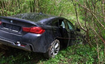 Auto stürzt bei St. Marien nach Kreuzungsirrtum in Bachbett