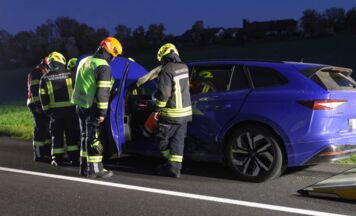 Autos krachen in Weibern seitlich zusammen