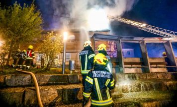 Aufmerksamer Autofahrer entdeckt Brand in Einfamilienhaus in Neukirchen an der Enknach