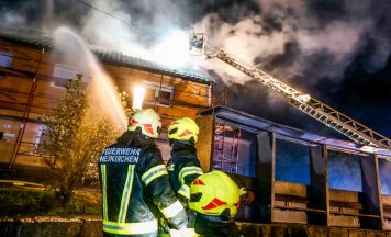 Aufmerksamer Autofahrer entdeckt Brand in Einfamilienhaus in Neukirchen an der Enknach