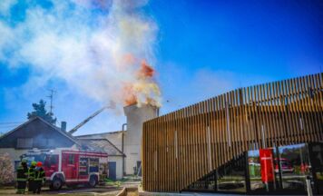 Silobrand bei Tischlerei in Neukirchen an der Enknach